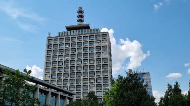 SRTv solicită fonduri suplimentare pentru modernizare și asigurarea continuității emisiei O întâlnire de lucru crucială a avut loc luni, 9 martie, la Palatul Parlamentului, unde conducerea Televiziunii Române a prezentat Comisiei pentru Cultură și Media a Senatului o serie de amendamente la proiectul de buget pentru anul 2026