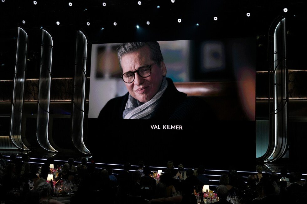 Un Val Kilmer “reinviat” prin inteligență artificială va juca intr-un film NEW YORK – La un an de la moartea actorului Val Kilmer, o versiune generată de inteligența artificială (AI) a acestuia va co-interpreta într-un film independent, marcând una dintre cele mai îndrăznețe utilizări ale AI în industria cinematografică de până acum