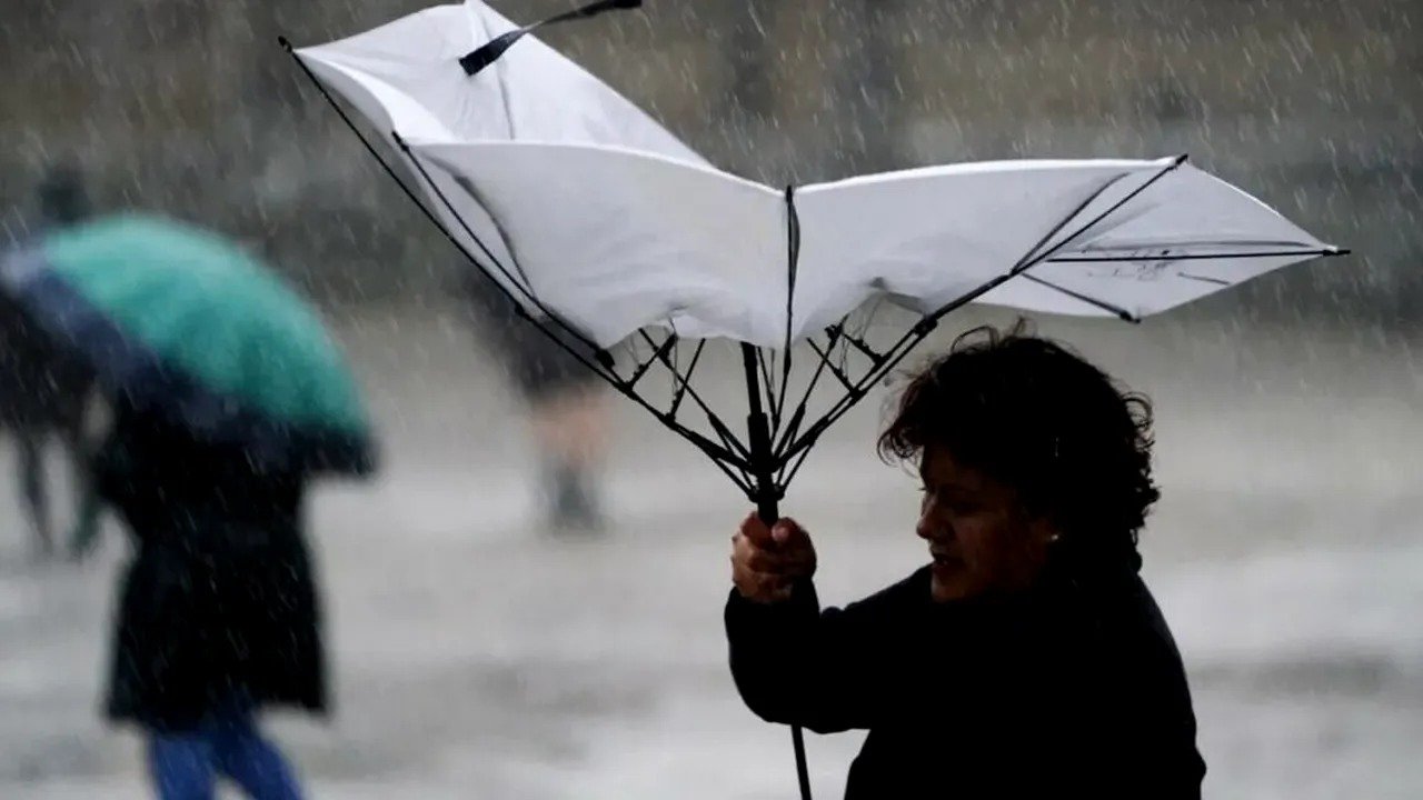 Vânt puternic în România: ANM emite avertizări și informări meteorologice Administrația Națională de Meteorologie (ANM) a emis o serie de avertismente și informări meteorologice valabile pentru următoarele zile, anunțând intensificări ale vântului în mai multe regiuni ale țării