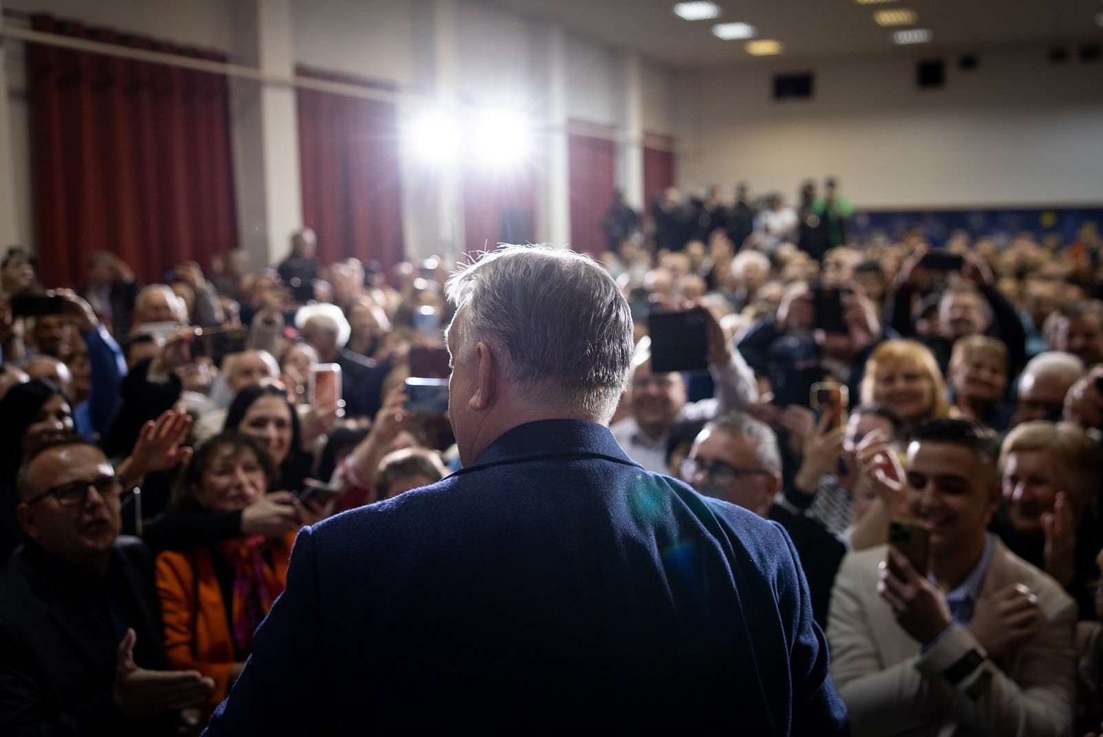 Curtea electorală ungară: Partidul Tisza conduce înaintea alegerilor din 2026 Cu o lună înaintea alegerilor parlamentare din Ungaria, programate pentru 12 aprilie 2026, datele recente indică o consolidare a pozițiilor atât pentru Partidul Tisza, cât și pentru FIDESZ, partidul premierului Viktor Orbán