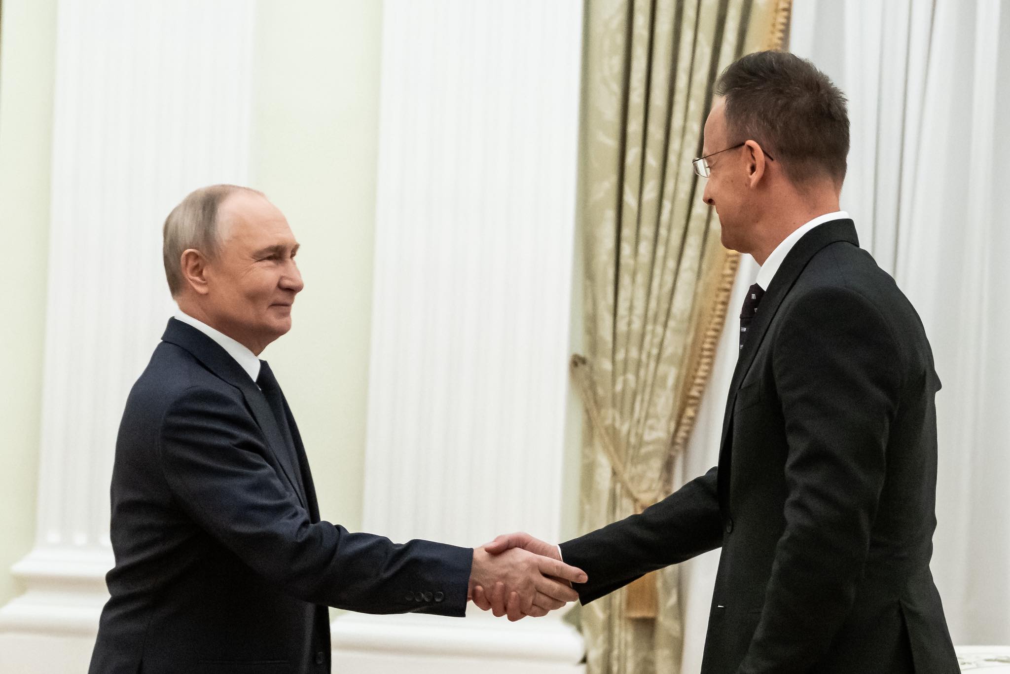 Ungaria primește garanții de la Rusia privind livrările de gaze și petrol Ministrul de Externe al Ungariei, Péter Szijjártó, a anunțat miercuri, după o întâlnire la Moscova cu președintele rus Vladimir Putin, că Ungaria a primit asigurări că Rusia va continua să livreze gaze naturale și țiței la prețuri neschimbate, în pofida instabilității de pe piața energetică globală