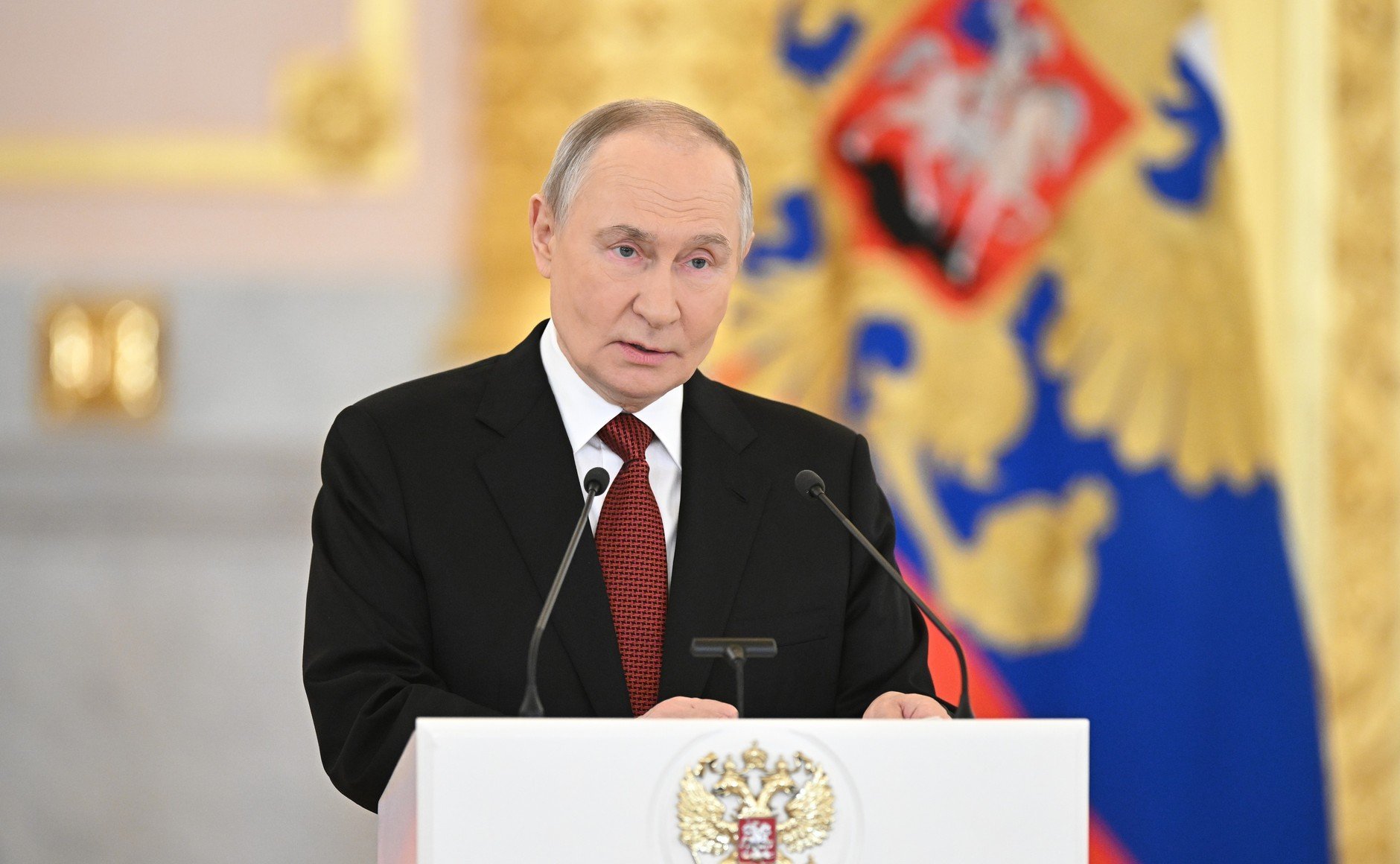 Putin amenință cu oprirea livrărilor de gaze către Europa Președintele rus Vladimir Putin a sugerat posibilitatea de a opri imediat livrările de gaze naturale către Europa, ca răspuns la intenția Uniunii Europene de a renunța complet la gazul rusesc până în 2027