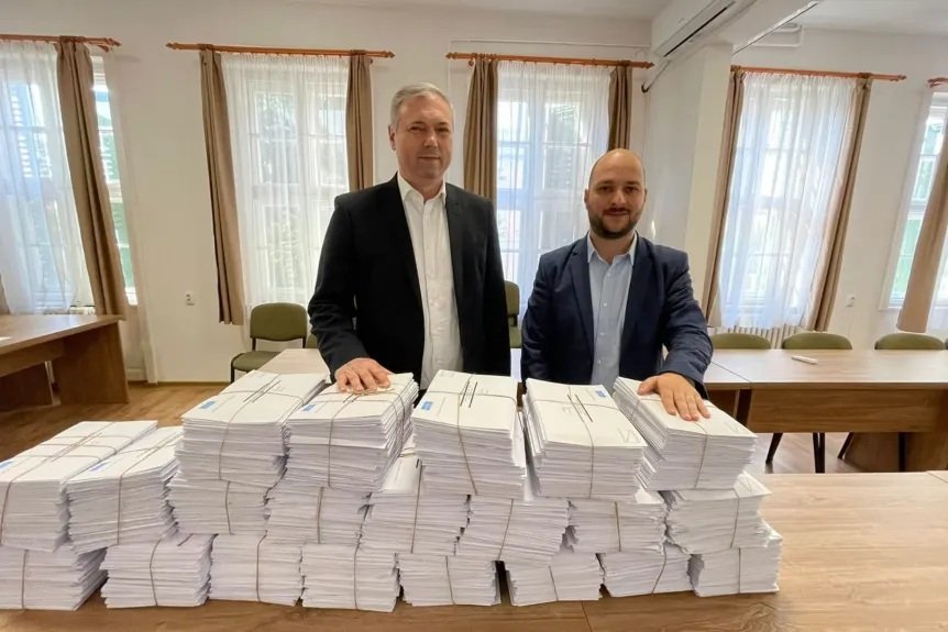 Declic cere autorităților intervenția în alegerile parlamentare din Ungaria Organizația neguvernamentală Declic, cunoscută pentru campaniile sale online, a lansat o petiție prin care solicită autorităților române să intervină în legătură cu alegerile parlamentare din Ungaria, programate pentru 12 aprilie