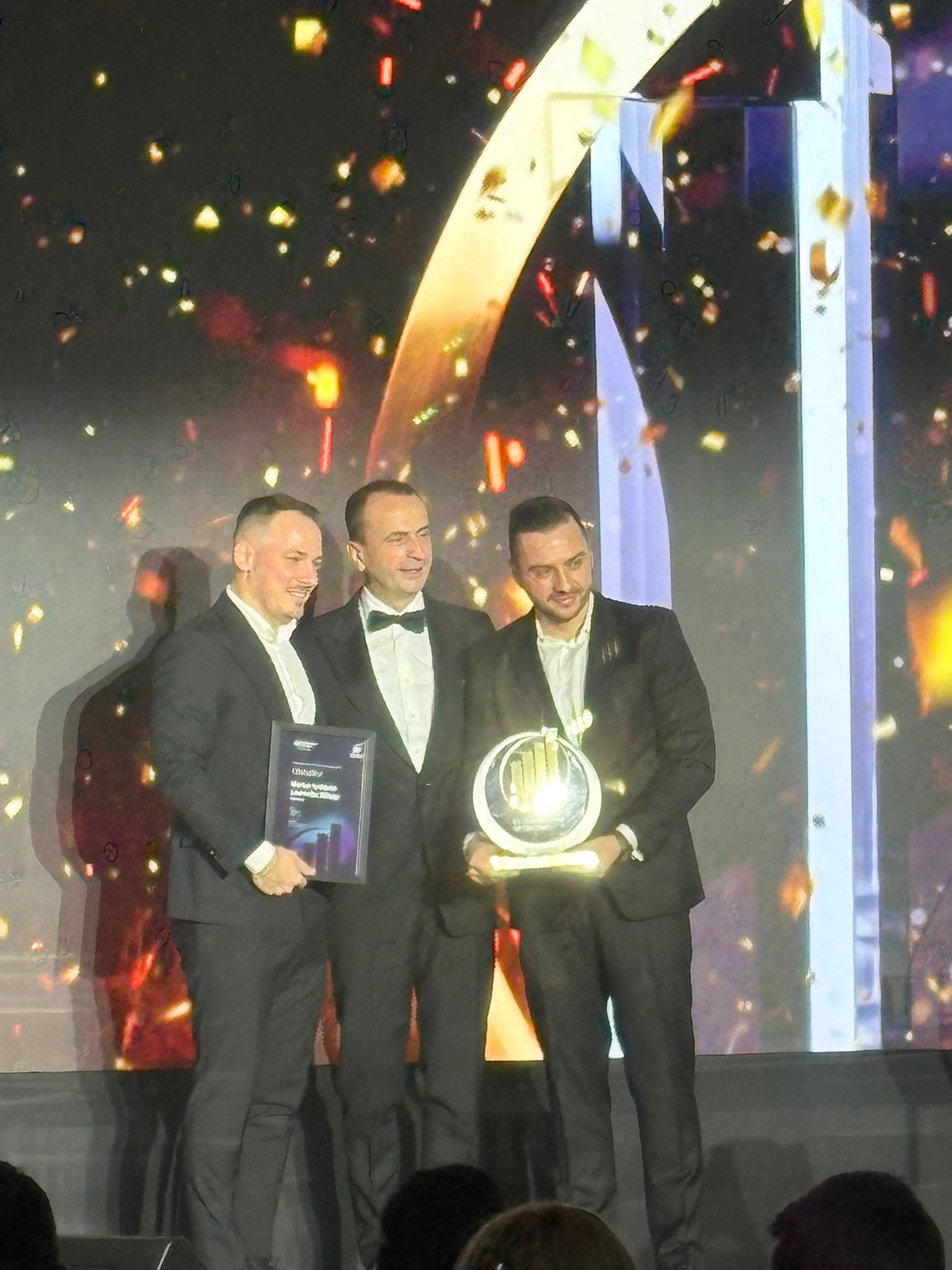 Laurențiu Bălaşa și Marius Iordache, de la Bible Chat, premiați la Gala EY Entrepreneur of The Year 2025 Compania de consultanță și audit EY a organizat joi, 5 martie, gala anuală EY Entrepreneur of The Year 2025