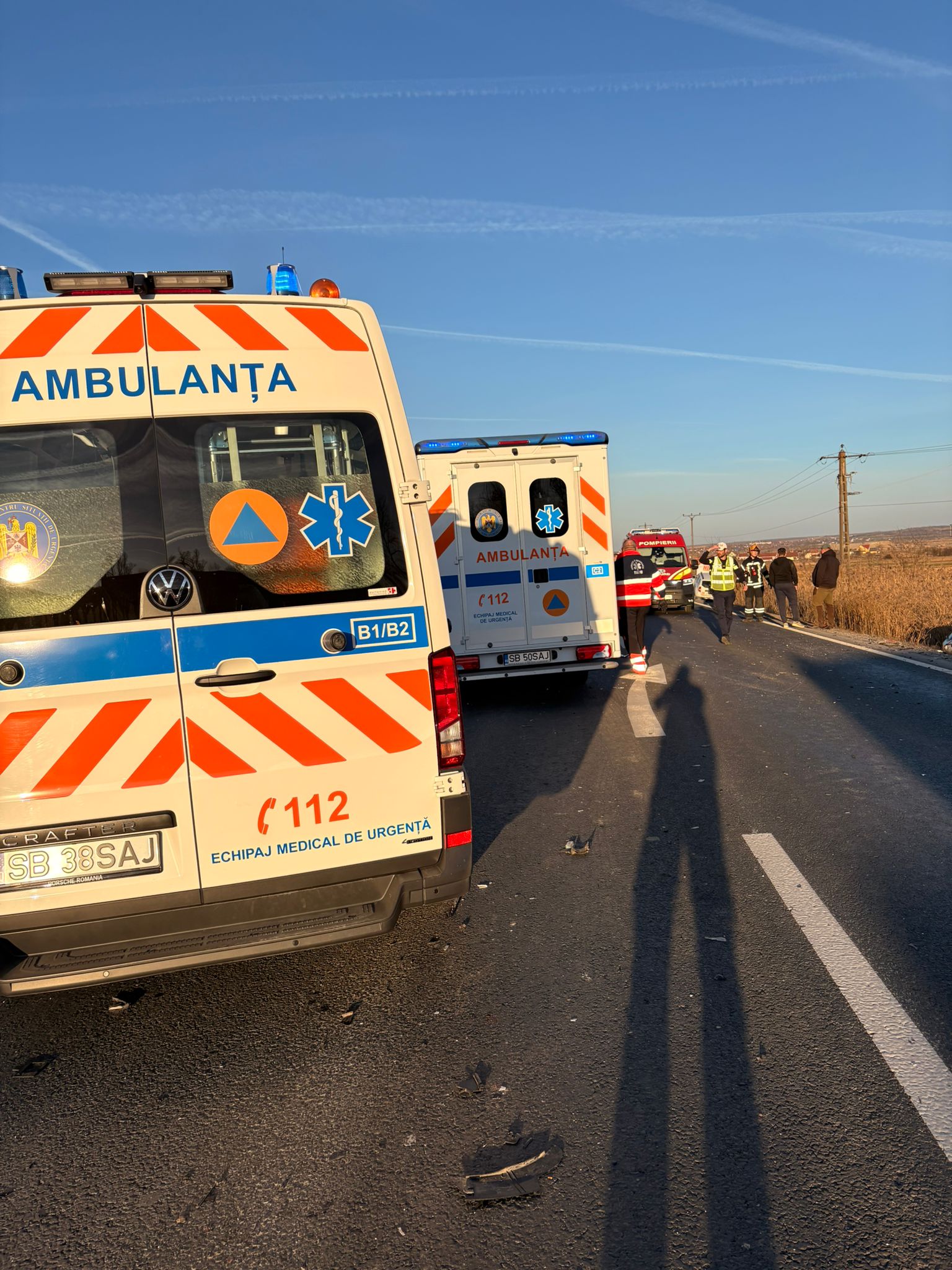 Două femei au fost rănite după ce au căzut dintr-un autobuz în Sibiu Un accident rutier a avut loc pe strada Siretului din Sibiu, unde două femei în vârstă de 72 de ani au suferit leziuni după ce au căzut din autobuz