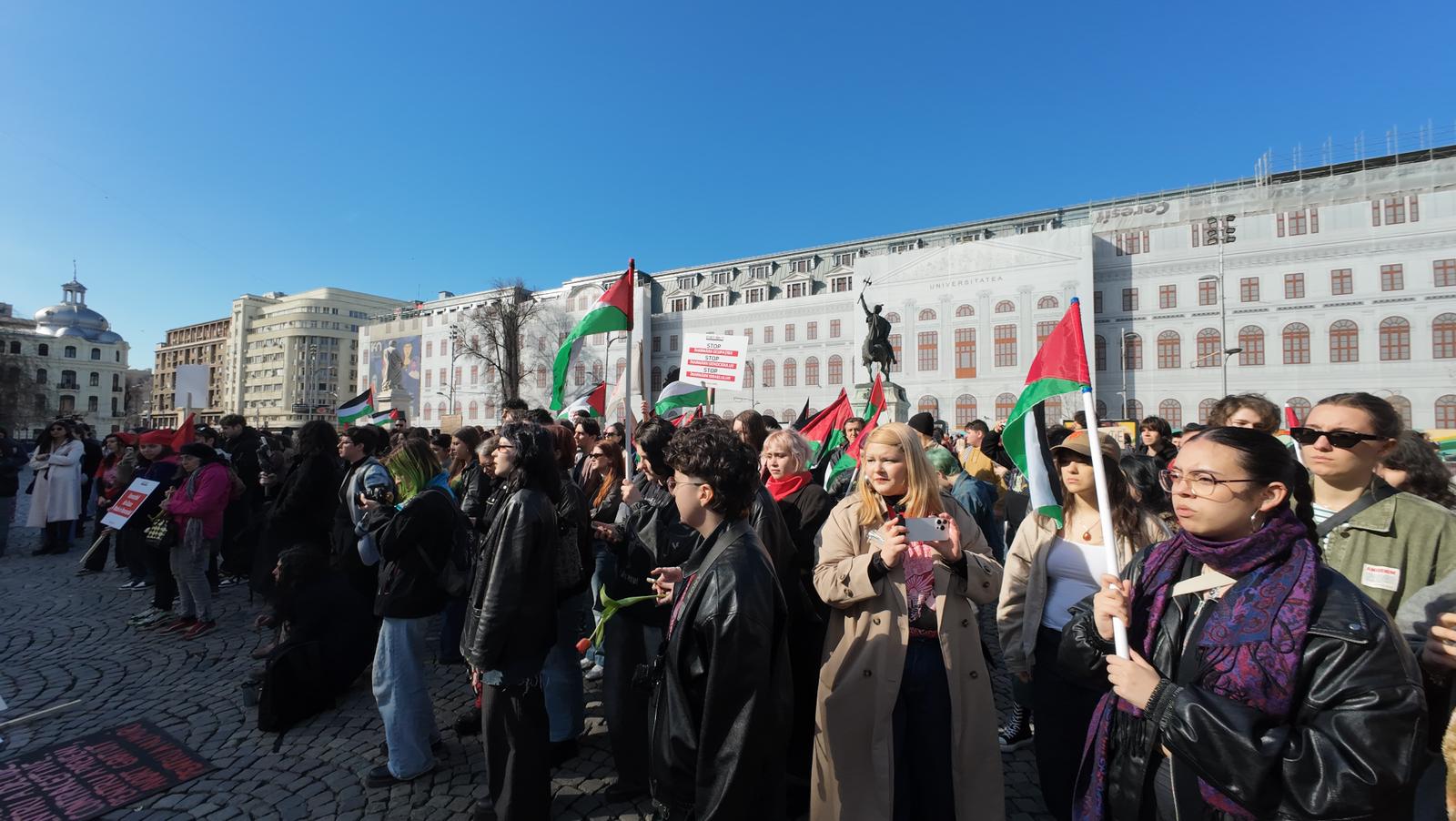 Protest în Piața Universității de 8 martie: Opoziție față de violență și austeritate București, 8 martie – Aproximativ 500 de persoane s-au adunat astăzi în Piața Universității pentru a protesta împotriva violenței, pentru o justiție reproductivă pentru toate femeile și împotriva măsurilor de austeritate care afectează, inclusiv, studenții