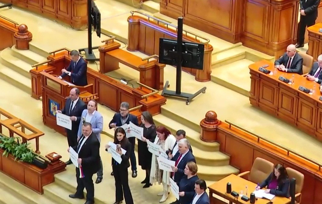 Tensiune în Parlament: Opoziția protestează în timp ce Grindeanu prezidează ședința Scandal în Parlamentul României, unde atmosfera a fost ieri tensionată în timpul unei ședințe plenare