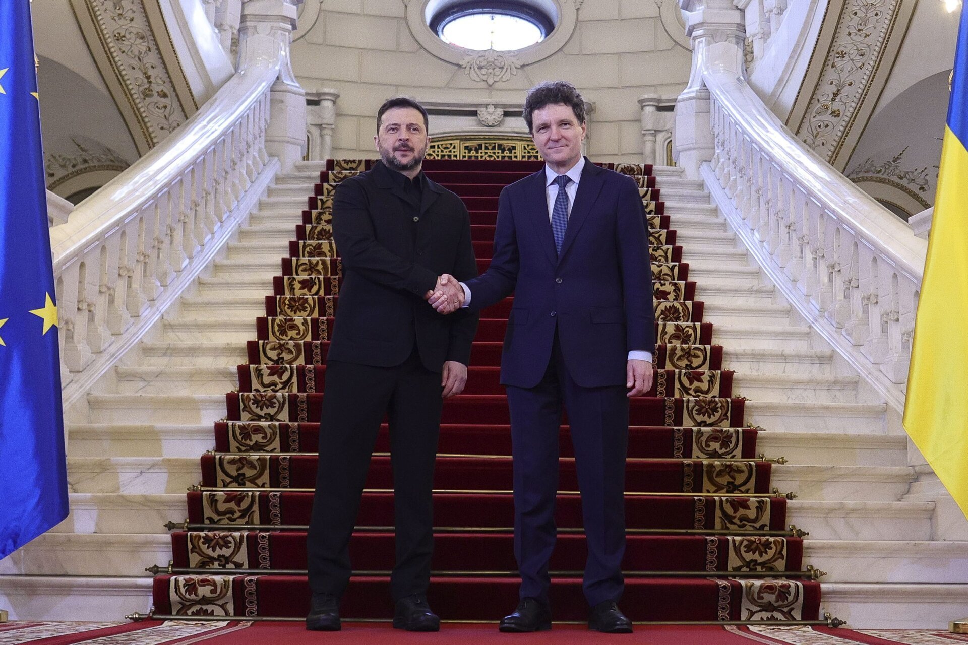 Zelenski, primit la București: România și Ucraina, parteneriat strategic în discuție Bucureștiul a fost, joi, gazda președintelui ucrainean Volodimir Zelenski, aflat într-o vizită oficială