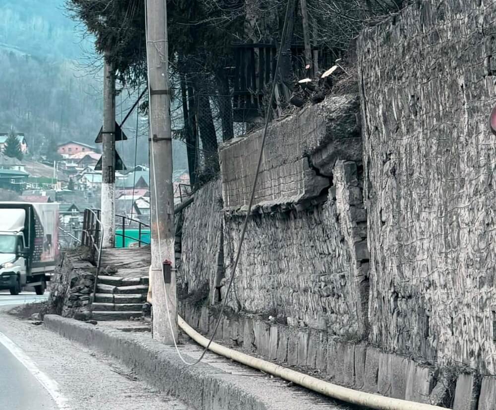 Zidul de sprijin de la Comarnic, un pericol iminent pentru circulația pe DN1 Un zid de sprijin cu o lungime considerabilă, situat pe marginea DN1 în orașul Comarnic, prezintă un risc major de prăbușire, amenințând direct una dintre cele mai circulate șosele din România