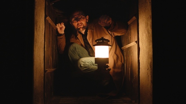 Horror cu Adam Scott: „Hokum” ajunge în cinematografe pe 8 mai