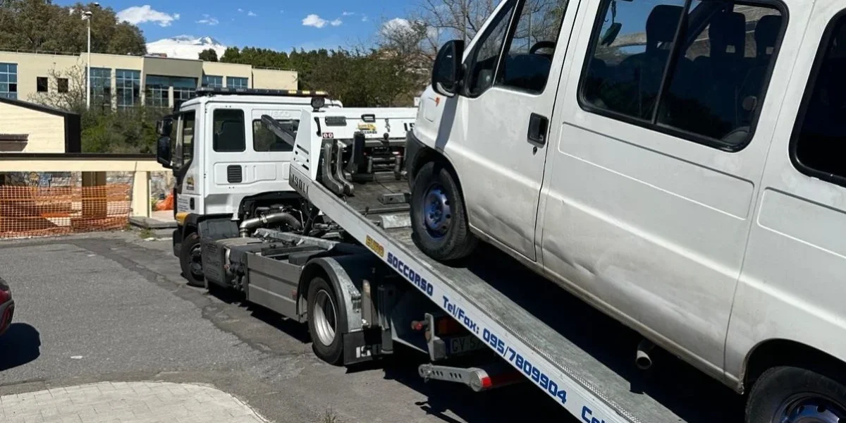 Român, prins în Italia: 10.000€ amendă, fără permis, fără asigurare, fura curent în România