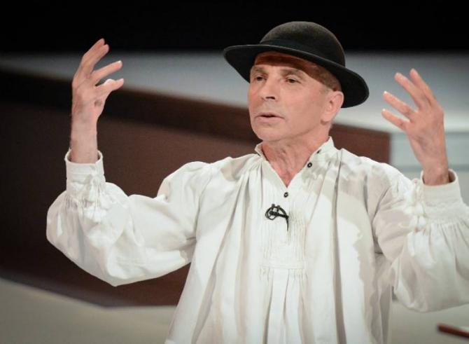 Preoții la altar, artiștii pe scenă: Cum scapi de bârfe prin rugăciune