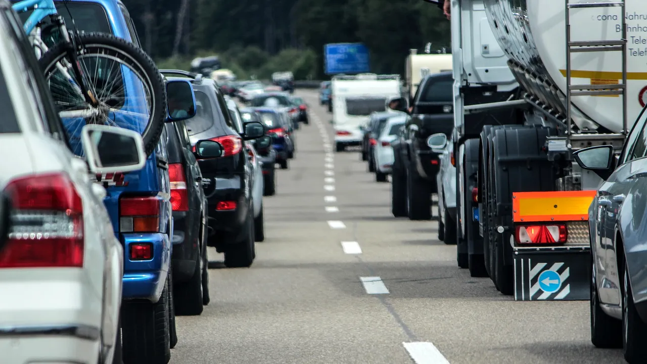 Restricții majore de circulație pentru camioane în perioada Paștelui Centrul INFOTRAFIC din Inspectoratul General al Poliției Române a anunțat joi interzicerea circulației autovehiculelor cu masa totală maximă autorizată mai mare de 7,5 tone pe trei artere principale din țară