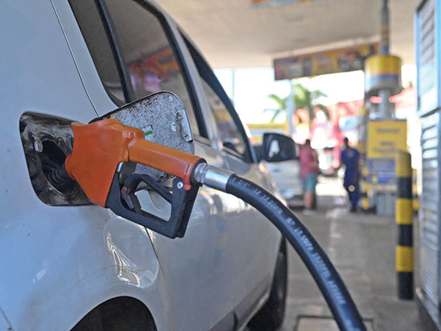 Benzina, mai ieftină și vineri: Prețul scade, dar nu ajunge încă la