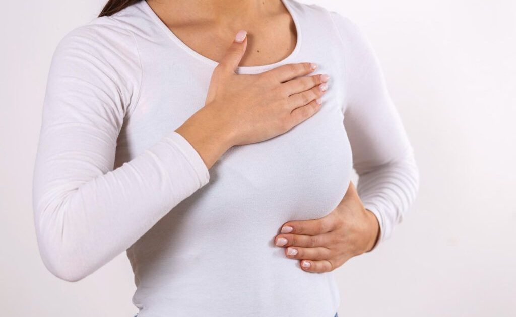 Umflarea sânilor, semn alarmant: Cancerul poate apărea fără un nodul