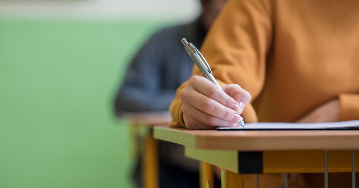 Într-o țară însetată de reformă, unde promisiunile de schimbare se rostogolesc mai ușor decât o piatră pe munte, simularea examenului de Bacalaureat reprezintă, paradoxal, un indicator precis al realităților educaționale