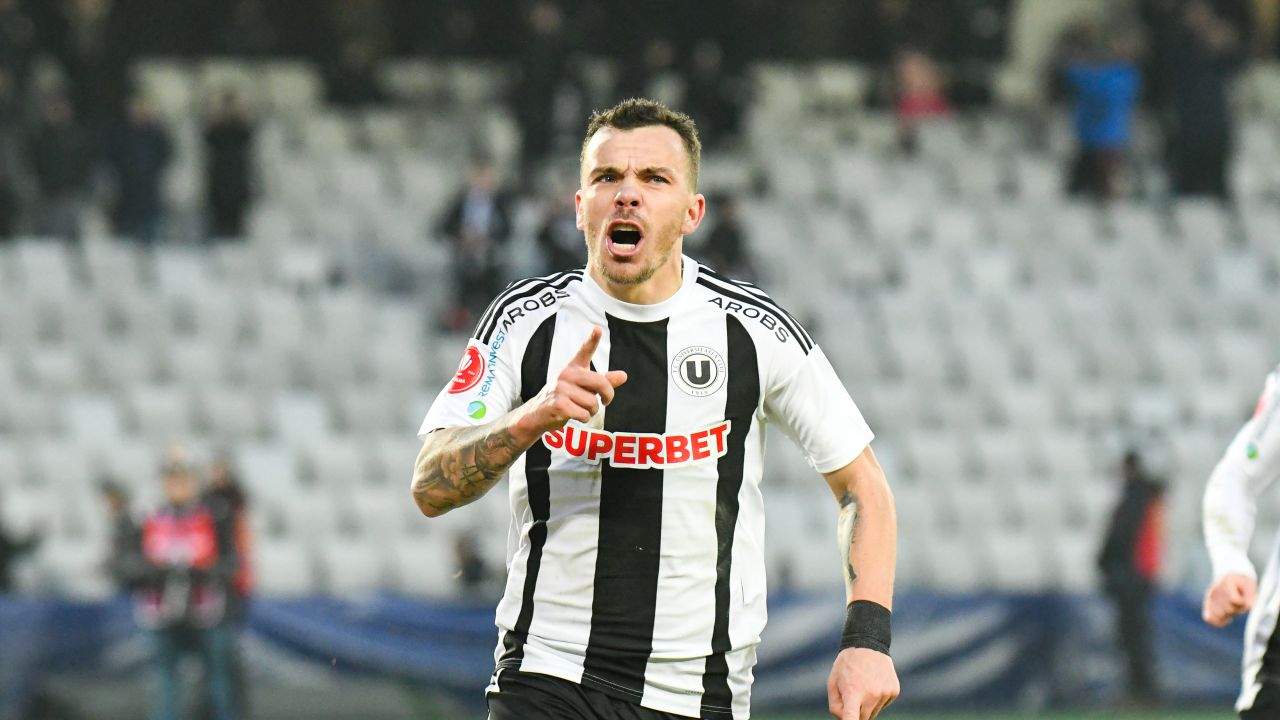 „U” Cluj învinge pe Rapid într-un meci spectaculos din Superligă „U” Cluj a reușit o victorie importantă duminică seara pe terenul celor de la Rapid, scor 2-1, în etapa a treia a play-off-ului Superligii