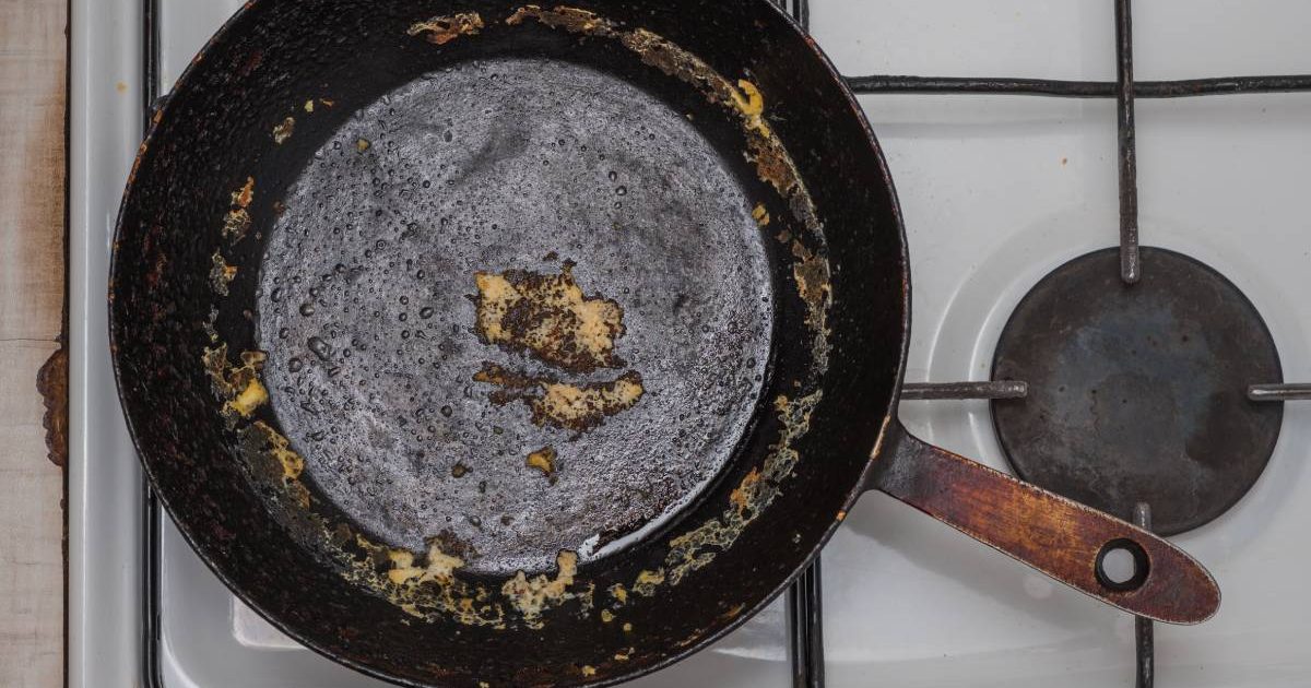 Curăță Rapid tigaia de fontă: Trucul genial cu sare, fără să o strici