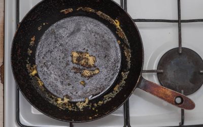 Curăță Rapid tigaia de fontă: Trucul genial cu sare, fără să o strici
