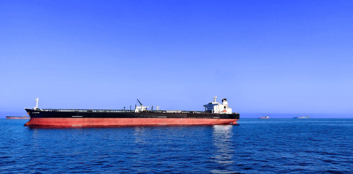 Prețul petrolului american, peste 100 dolari. Armistițiul SUA-Iran, fiasco în Hormuz