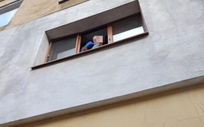 Copil, salvat de Poliție de pe marginea unei ferestre! Incident șocant