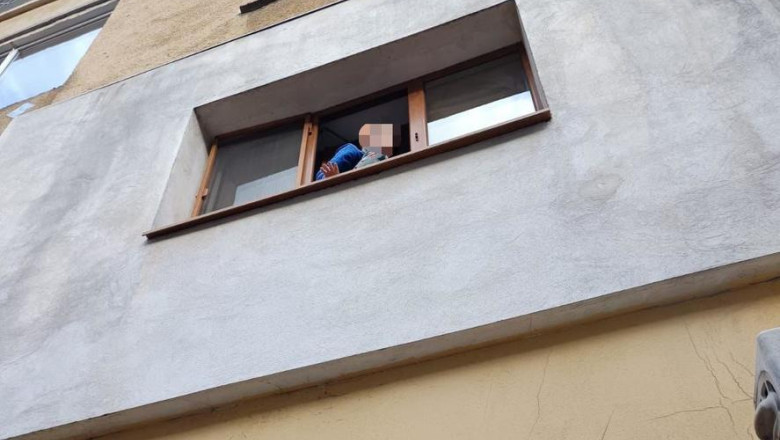 Copil, salvat de Poliție de pe marginea unei ferestre! Incident șocant
