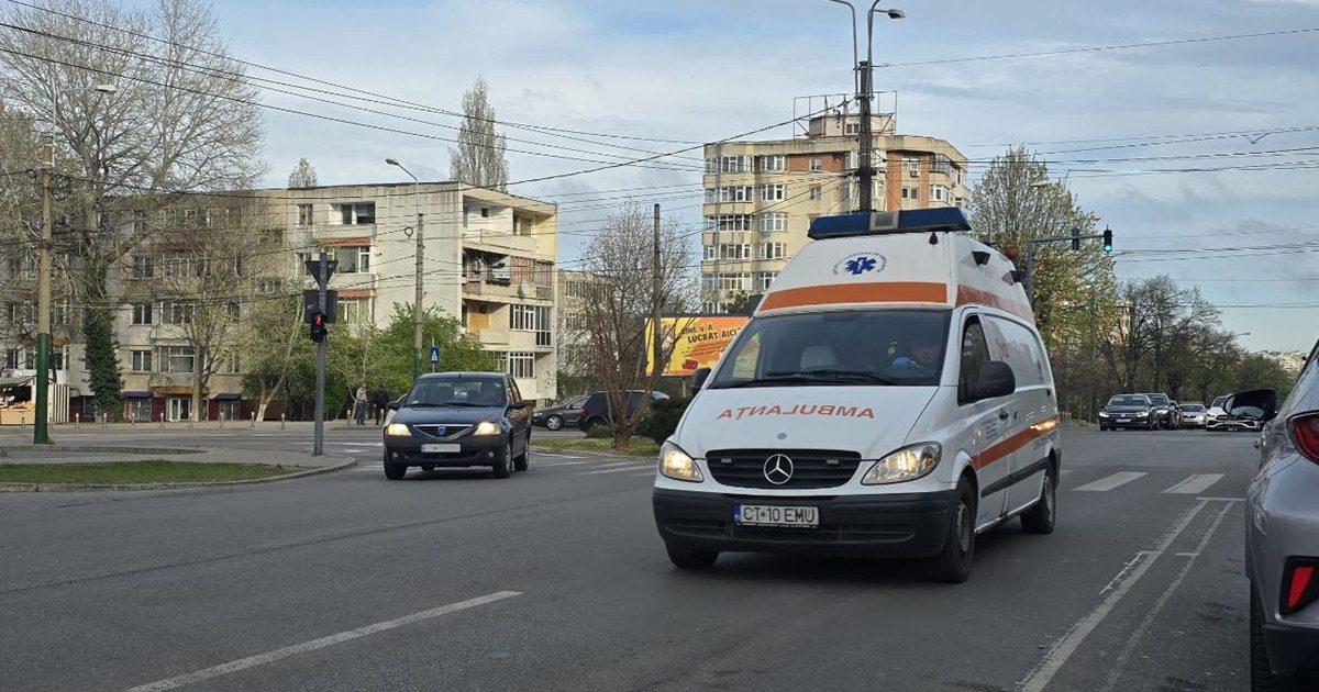 Șoferii români, goana după ambulanțe: Pot trece pe roșu? Legea e clară
