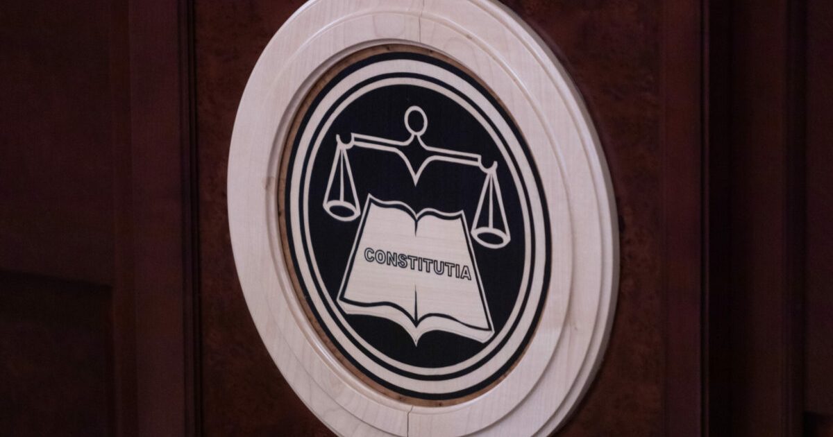 Nu schimbă Constituția, dar modifică un cuvânt din legea CCR