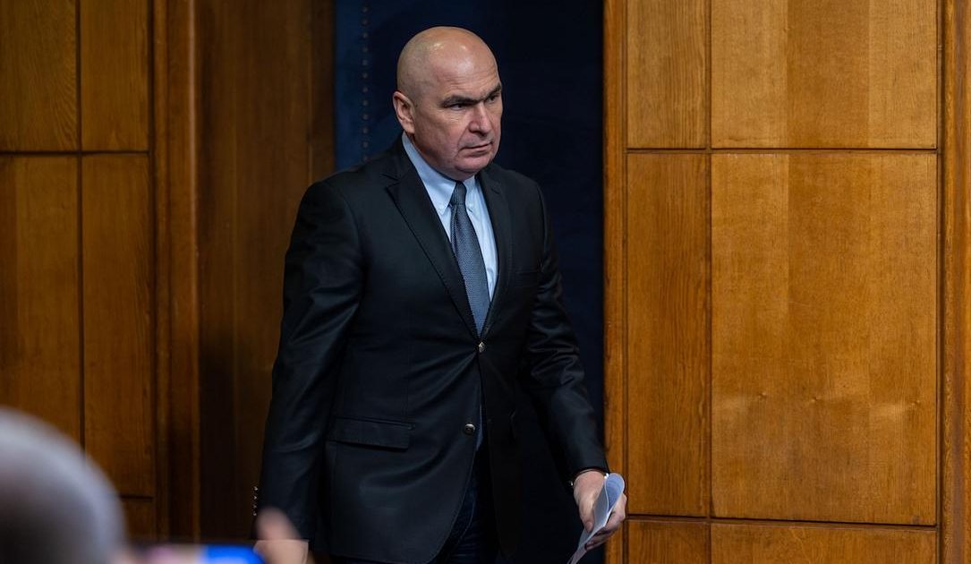 Bolojan, SURCLASARE zdrobitoare: Trei ori mai popular ca Grindeanu