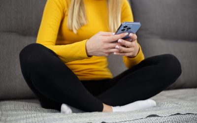 Specialiștii: „Relaxarea” pe telefon, doar o iluzie. De ce te înșeli