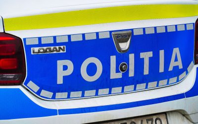 Polițist și jandarm, răniți într-o autospecială