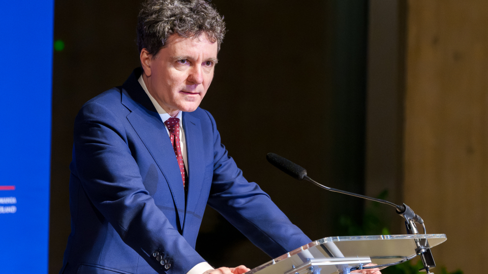 Lipsa educației financiare, dezastru în economia României: Ce decizii au compromis țara