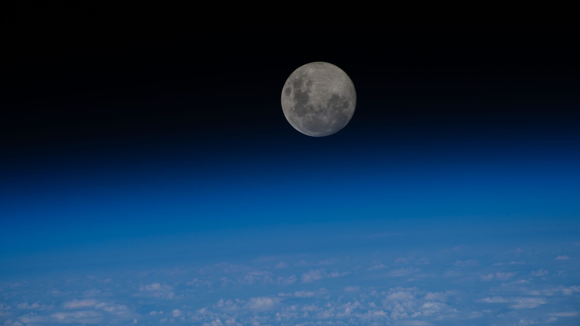 Misiune crucială pe Stația Spațială Internațională: Pregătiri pentru explorarea lunară Artemis II Echipajul Expediției 74 de pe Stația Spațială Internațională (ISS) a avut o zi plină miercuri, cu antrenamente de robotică și cercetare umană în prim-plan