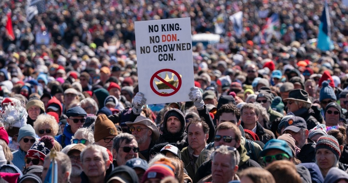 Milioane de americani au ieșit în stradă în weekend pentru a protesta împotriva administrației președintelui Donald Trump, marcând cel de-al treilea val de demonstrații de la începutul mandatului acestuia