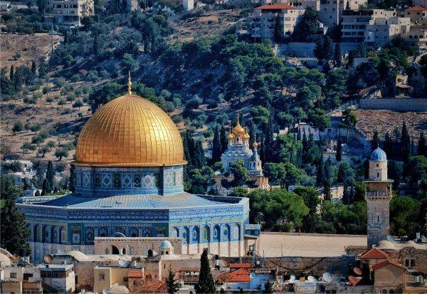 Sfânta Lumină de la Ierusalim, adusă în România cu o cursă specială în 2026