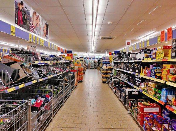 Afacerile din comerț, în picaj: România, lovită de o scădere de 7,6%