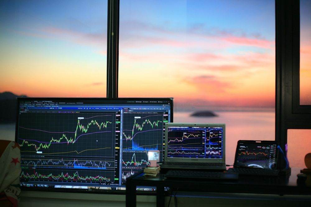 Pe fondul tensiunilor geopolitice și al avansului inteligenței artificiale, investitorii individuali și-au reorientat plasamentele în primul trimestru al anului 2026