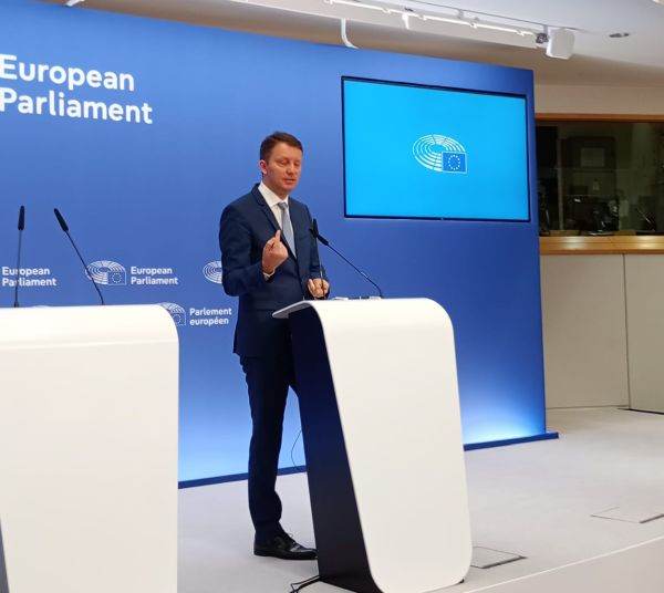 Parlamentul European propune o taxă pe tranzacțiile digitale pentru a rambursa datoriile legate de Planurile Naționale de Redresare și Reziliență (PNRR) ale Uniunii Europene, care se ridică la 220 de miliarde de euro