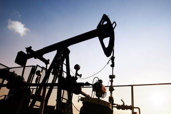 Petrolul sare de 100$ barilul după blocada Iranului