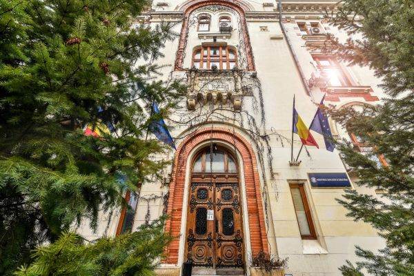 Educație: Guvernul a absorbit jumătate din fondurile PNRR alocate