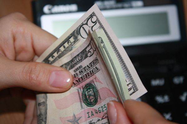 Dolarul, sub presiune: Iranul și riscurile geopolitice limitează scăderea sa