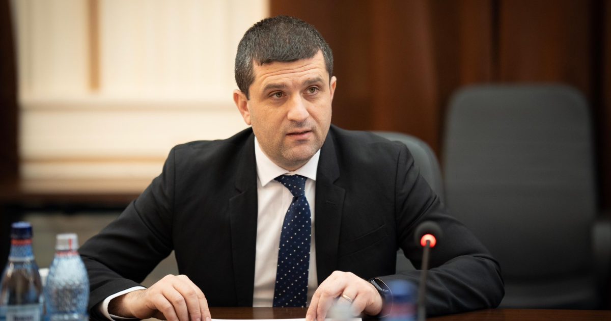 Pierzi tot dacă stai deoparte: Lecția dură pentru Donald Trump și România