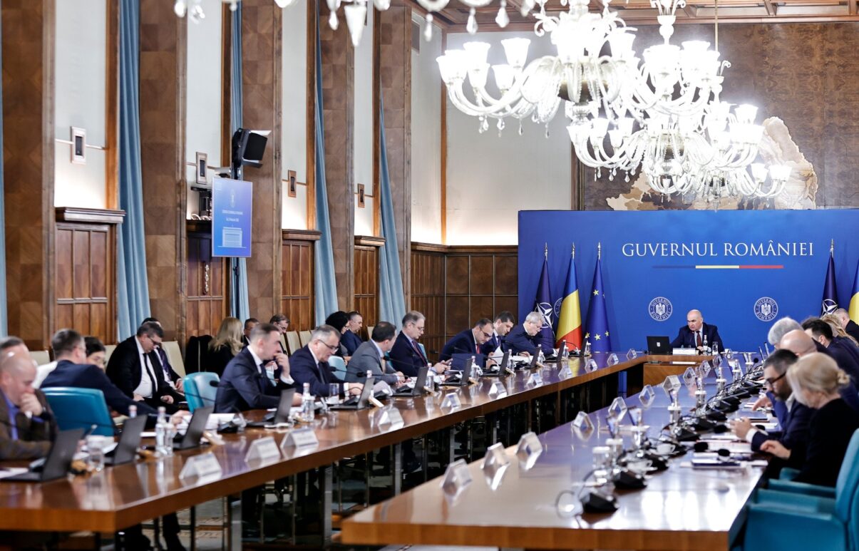 Guvernul României a ținut un moment de reculegere în memoria legendarului antrenor Mircea Lucescu la începutul ședinței de coaliție de joi dimineață, la propunerea premierului Ilie Bolojan