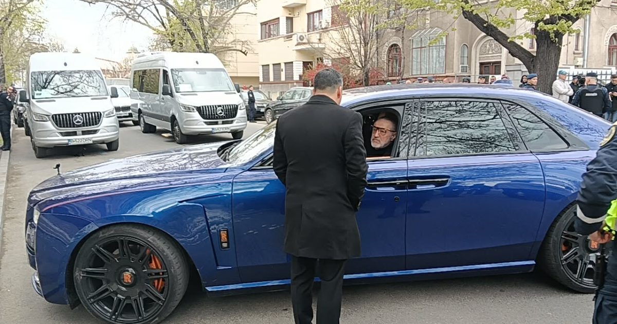 Gigi Becali, prezent la funeraliile lui Mircea Lucescu Gigi Becali, omul de afaceri cunoscut pentru implicarea sa în fotbal, a fost prezent la funeraliile lui Mircea Lucescu, eveniment care a avut loc în București