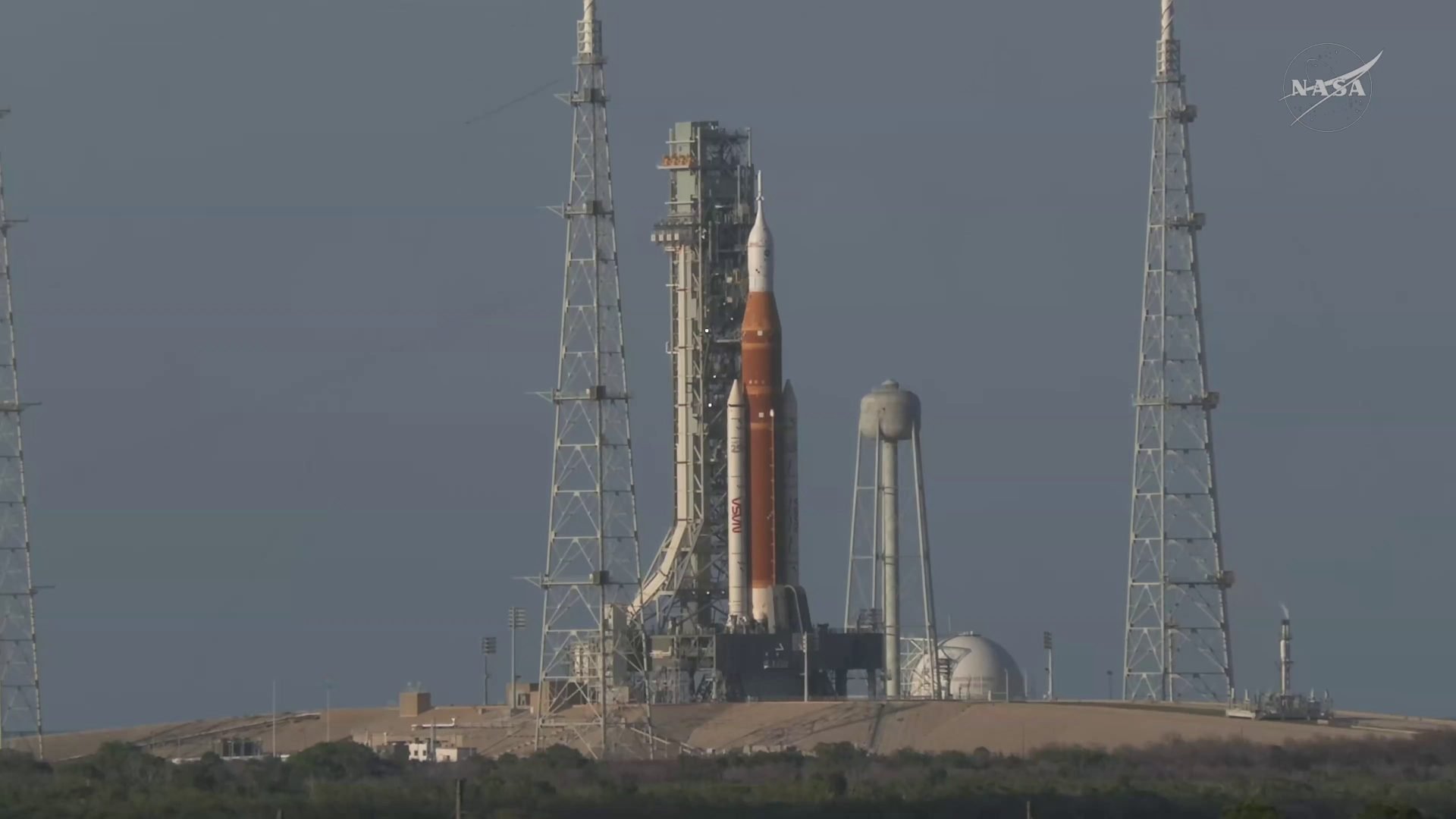 Știre de ultimă oră: Artemis II decolează spre Lună, marcând un pas important pentru explorarea spațiului CAPE CANAVERAL, SUA – Misiunea Artemis II a decolat cu succes de la Centrul Spațial „Kenedy” al NASA, la ora 18:35, ora de est a Statelor Unite (22:35 UTC)