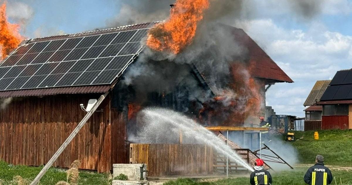 Incendiu devastator în Cluj, în Vinerea Mare: Familie, martoră la flăcările ce-i mistuiau casa