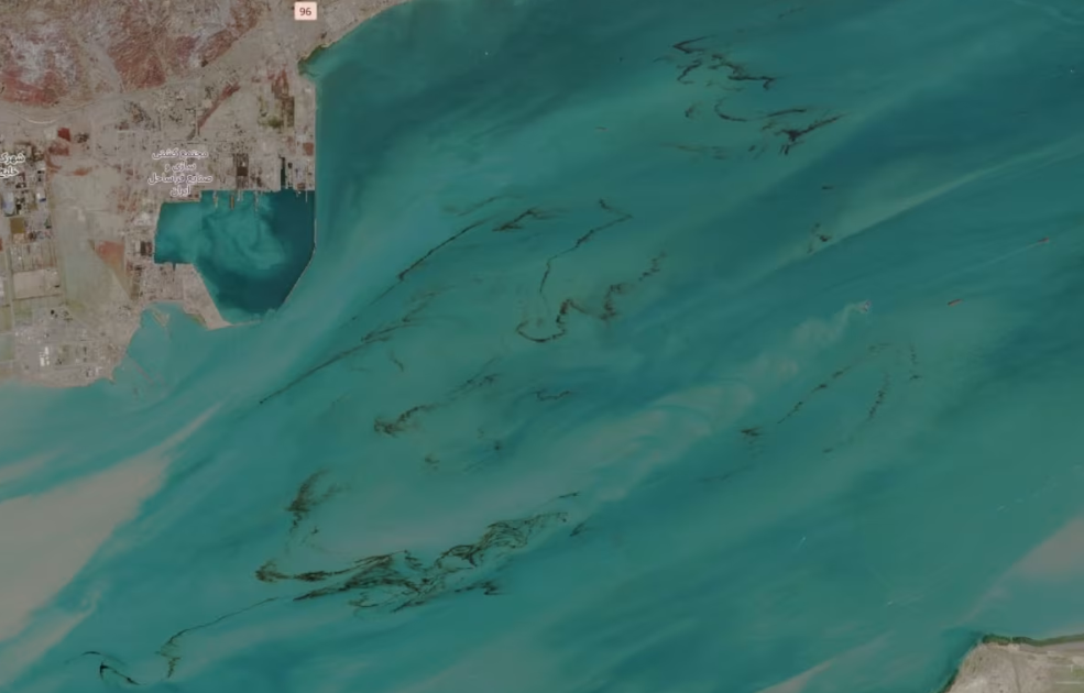 Deversări uriașe de petrol în Golf, VĂZUTE din spațiu, după atacuri