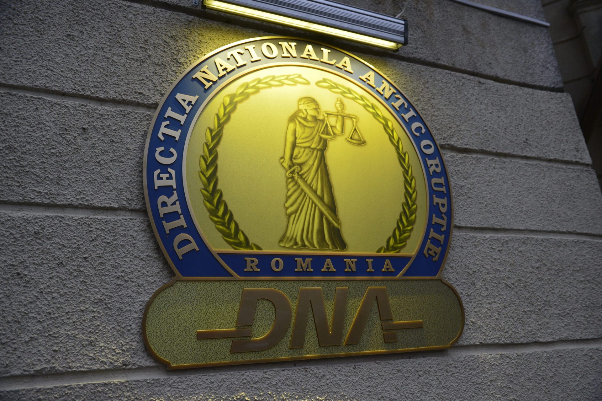 Un dosar de corupție privind achiziții supraevaluate de locuințe pentru persoane vulnerabile a fost trimis spre judecată la Tribunalul Argeș