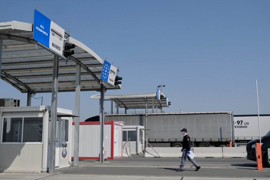 AVR demarează controale ample la importurile de alimente perisabile Autoritatea Vamală Română (AVR) a început luni o operațiune de amploare pentru verificarea transporturilor de produse alimentare perisabile importate