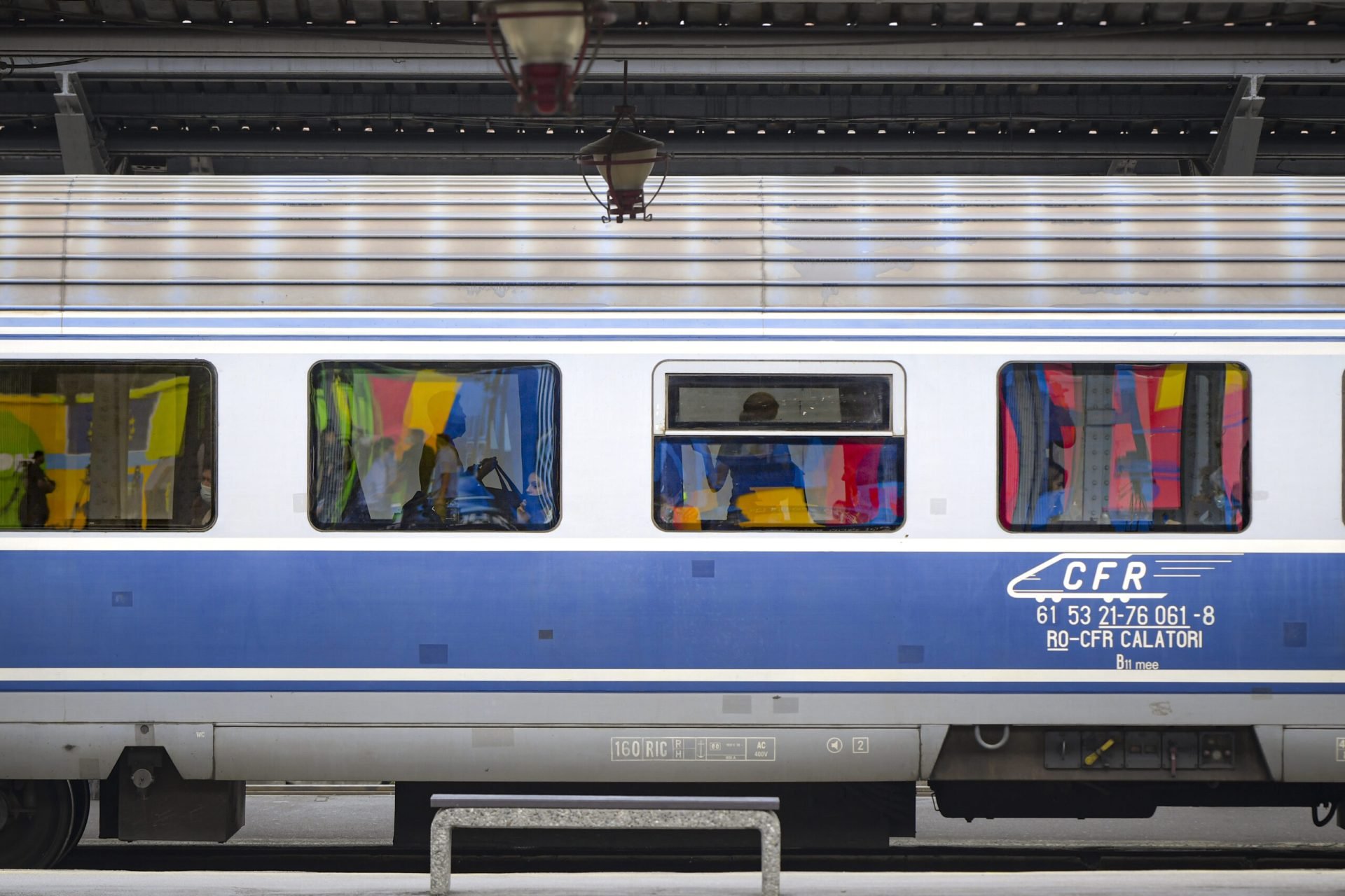 Copac doborât pe șine: Trenurile blocate pe secția Brașov